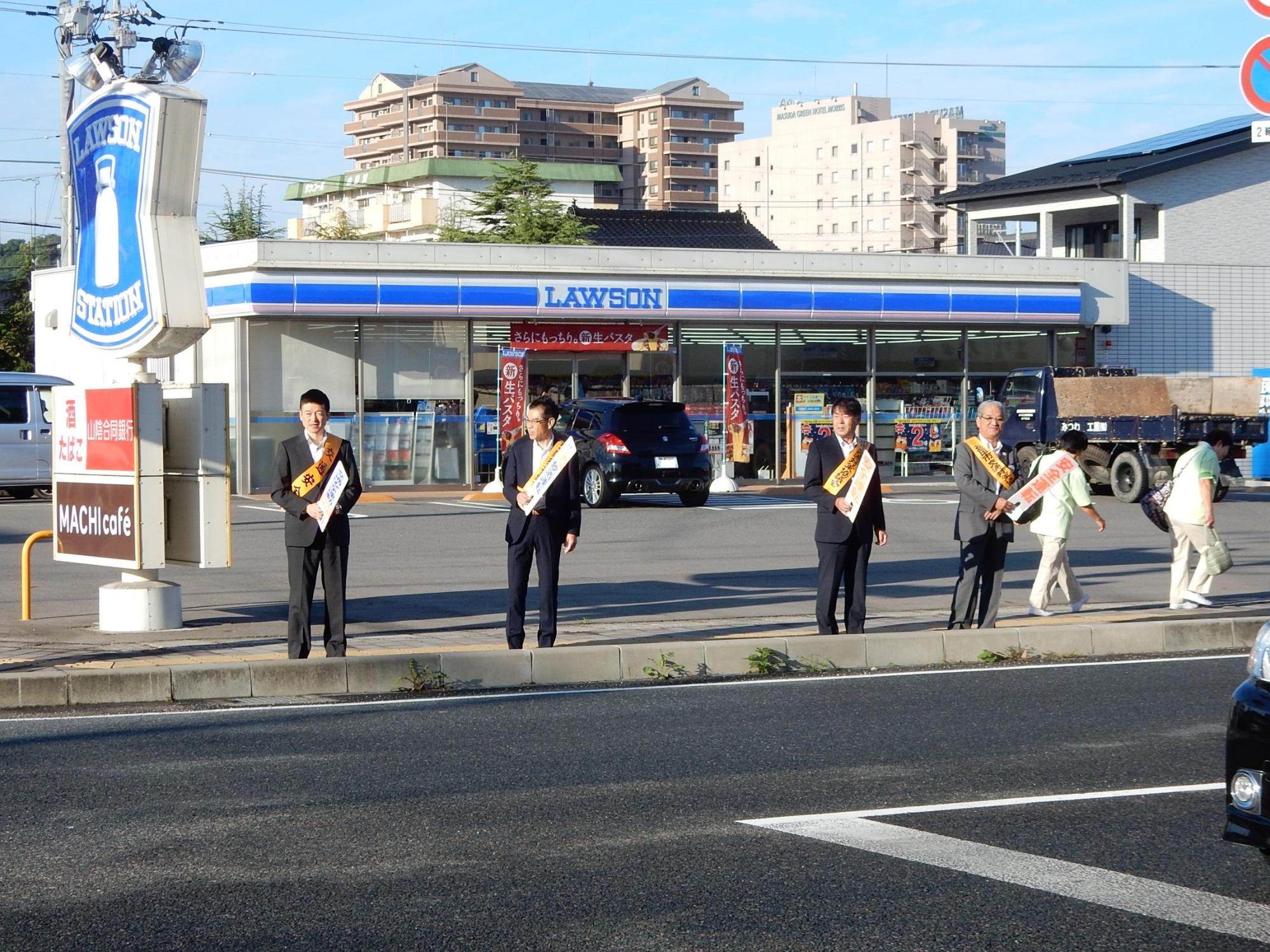 交通安全街頭キャンペーンを行なっている様子の写真
