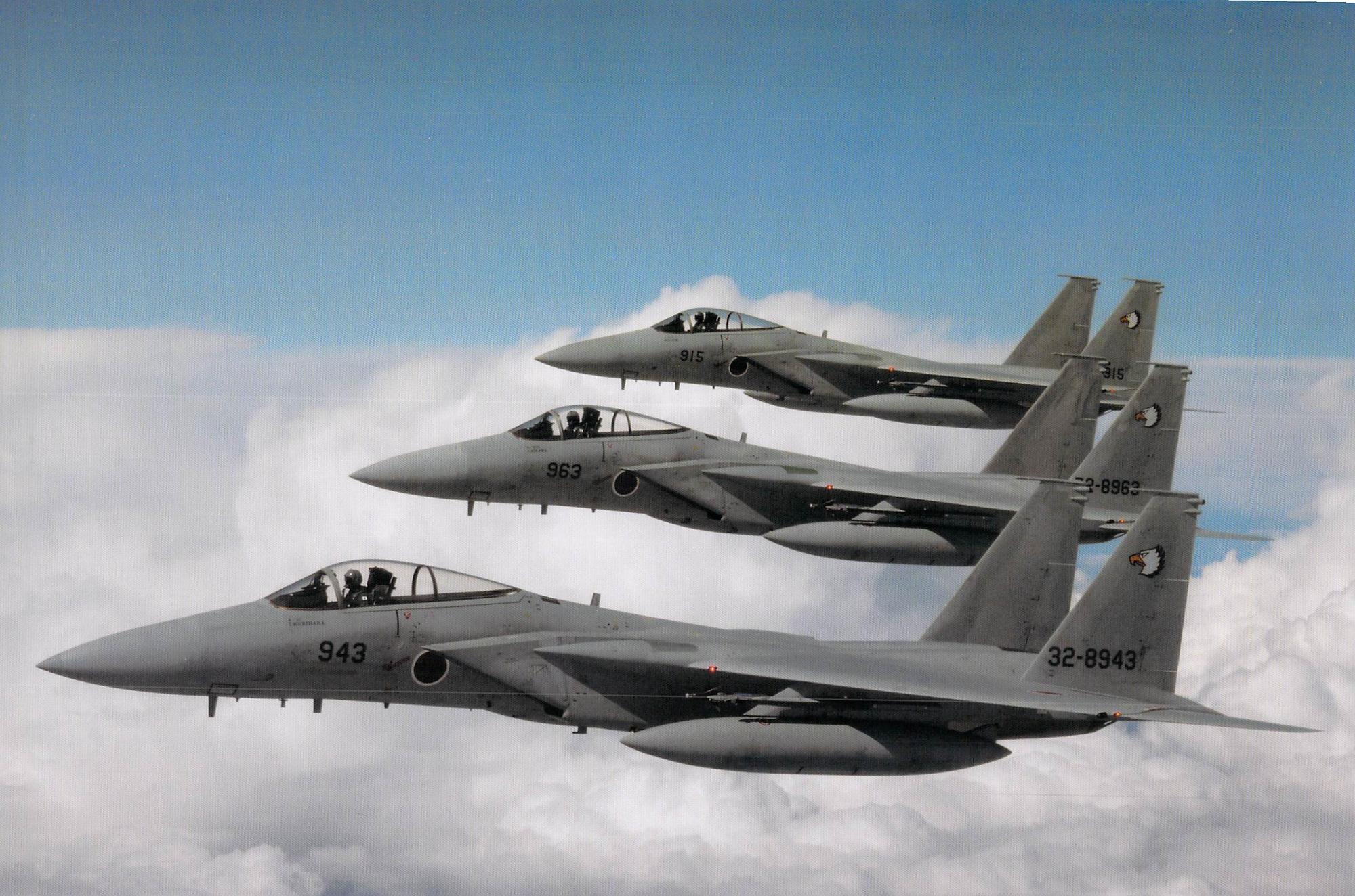 3機の戦闘機が飛行している写真