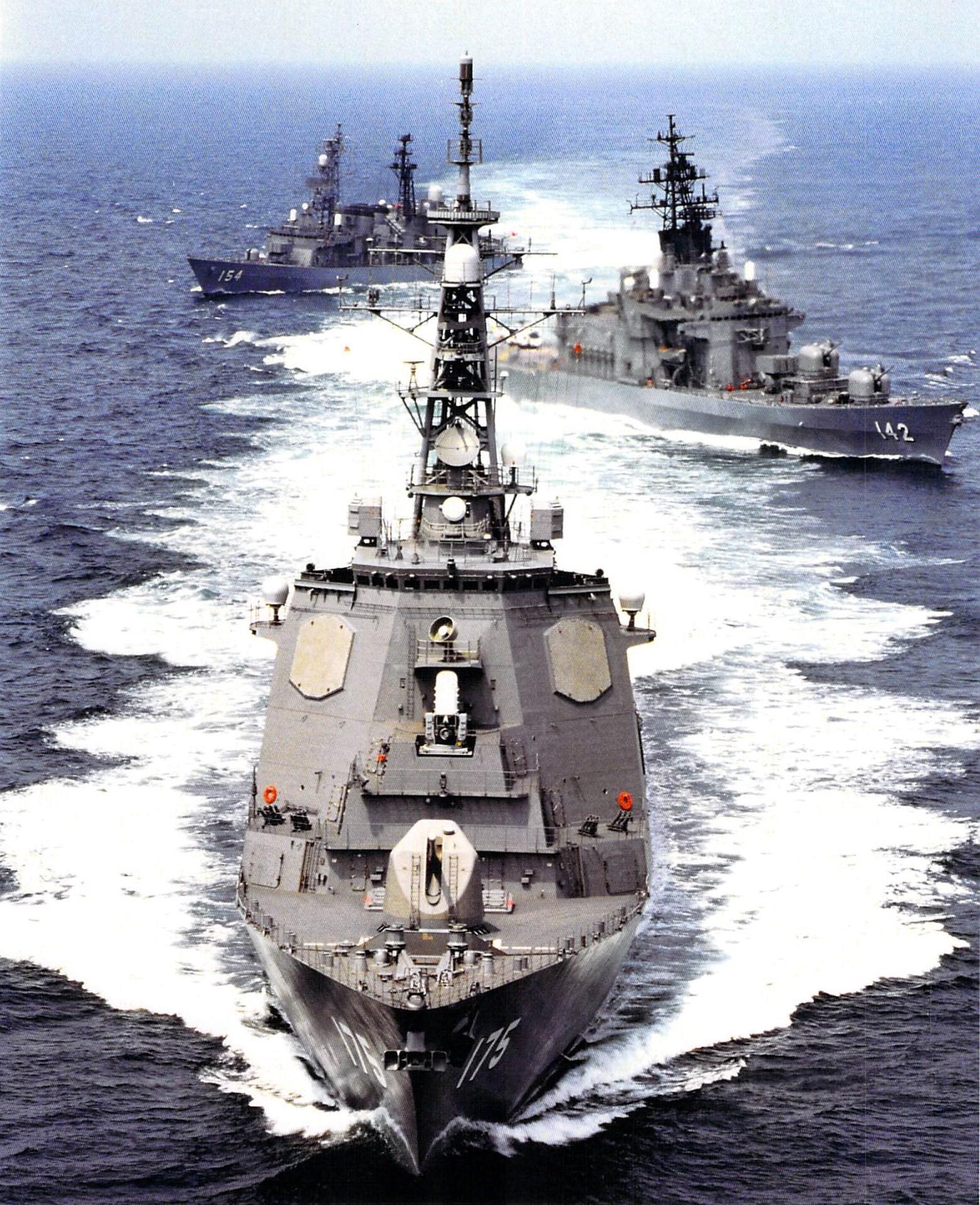 3隻の護衛艦が海を進んでいる様子の写真