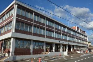 窓がたくさんある益田市役所本庁の外観の写真