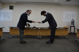 益田市総合振興計画審議会会長から山本市長に答申が渡される様子の写真