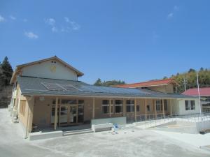 平屋建ての桂平小学校の外観の写真
