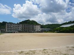 広い校庭がある益田中学校の外観の写真
