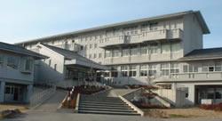 校舎までの緩やかな長い階段がある益田東中学校の外観の写真