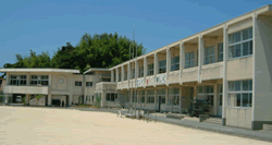 L字型校舎の安田小学校の外観の写真