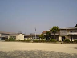 広い校庭の中西小学校の外観の写真