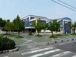 きれいに整備された敷地内に建つ大きな益田市立図書館の外観の写真