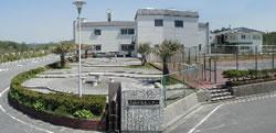 広い敷地内に建つ久城が浜センター・し尿処理場の外観の写真