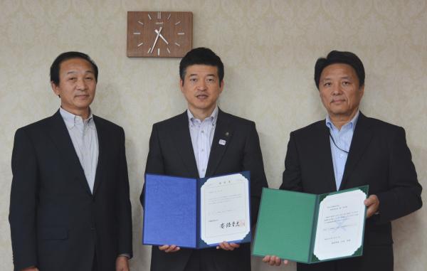 中井工業株式会社 榊社長、野村工場長、益田市長の3人の写真