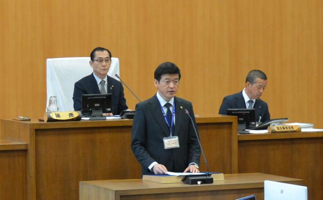 益田市長が施政方針を述べている様子の写真
