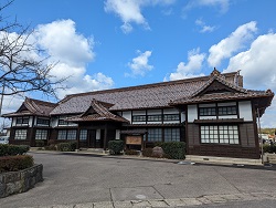 瓦の大きな屋根と歴史を感じさせる木造の外壁の益田市立歴史文化交流館の写真