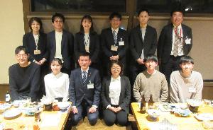 島根大学医学生との意見交換会に参加された方々での集合写真