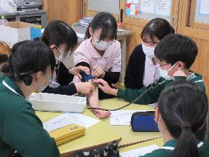 看護学生と血圧を測る様子