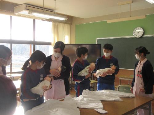 赤ちゃん抱っこ体験の様子（吉田南小学校）