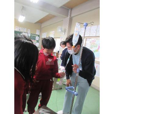 点滴の投薬調整体験（安田小学校）