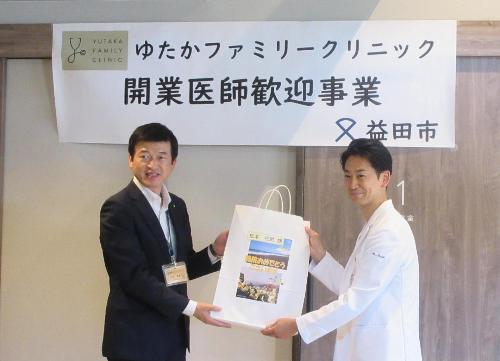贈呈品を渡している様子