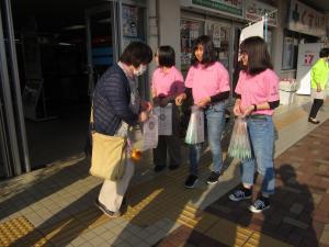 益田駅にて啓発チラシなどを手渡ししている様子の写真