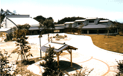 きれいに整備された芝生と広々とした敷地に建つ松聖苑の写真