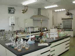 ガラスの試験管がたくさん置いてある水質試験室の写真