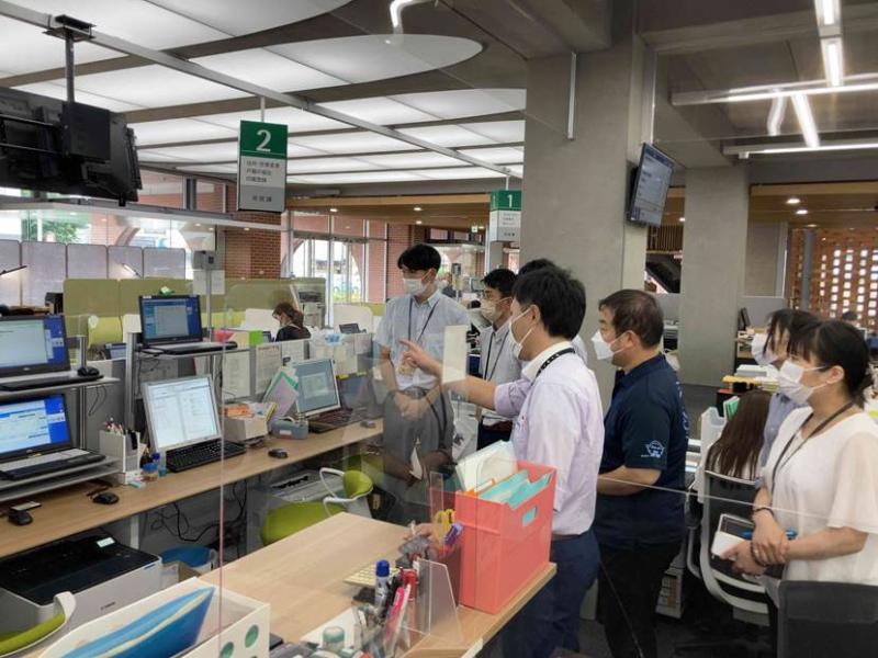 深谷市市民課での視察の様子