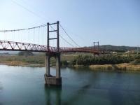高津川にかかる赤い吊り橋の写真