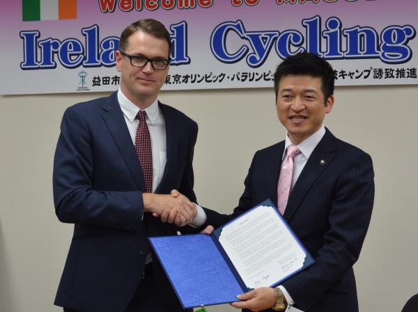 合意書に署名し、握手を交わすアイルランド自転車競技連盟のブライアン・ニュージェント氏と益田市長の写真です。