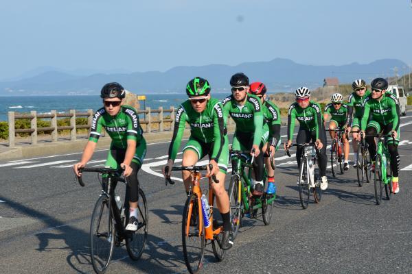持石海岸を走るアイルランド自転車競技選手団の写真です。