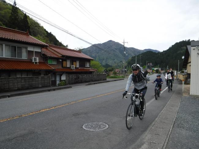 手を振りながら自転車で走る参加者