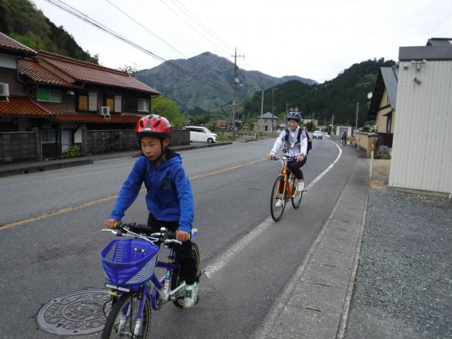 自転車で走る子どもたちの様子