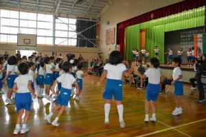 選手たちの前で「パプリカ」を踊る子どもたち