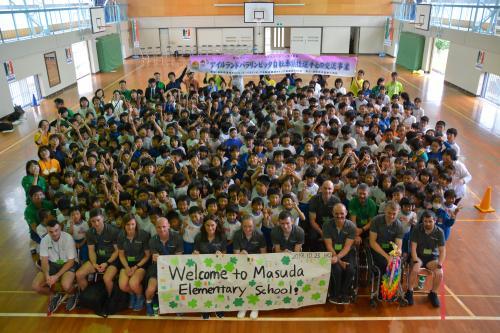 益田小学校の子供たちと選手たちの集合写真