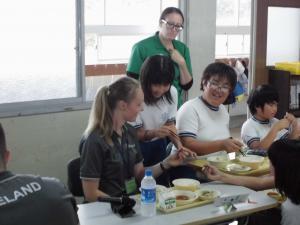 子供たちと一緒に給食を試食する選手たち