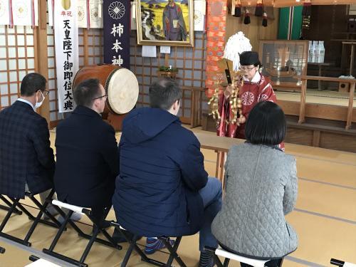 神社で祈祷を受ける選手たち