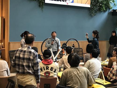 自転車を使った実演が行われている様子の写真