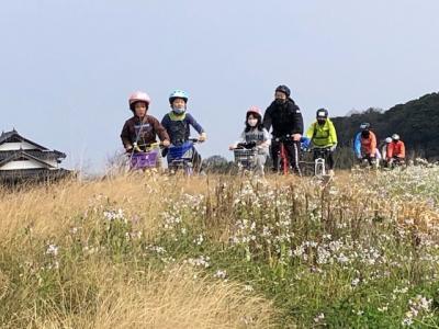 自転車に乗っている子ども達の写真