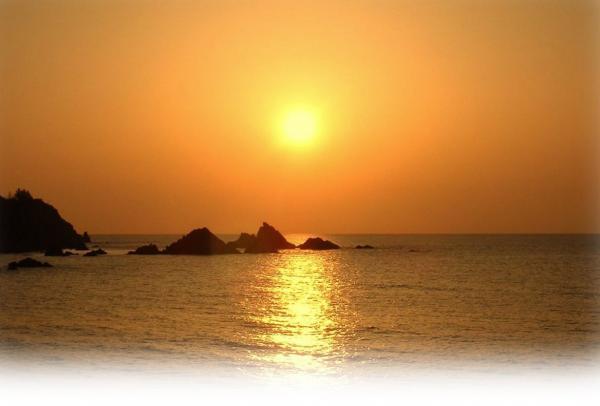 日本海に沈む夕日の写真