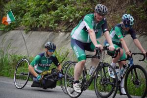 ハンドサイクルで山道を走る選手の練習風景