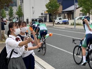 選手たちに沿道から声援を送る生徒の様子