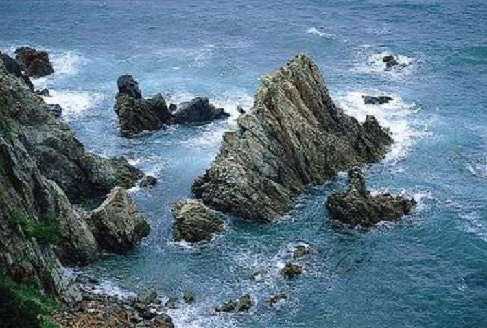 日本海の荒波に刻まれた奇岩の写真