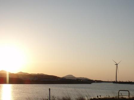 高津川堤防から日本海の夕日を眺める写真