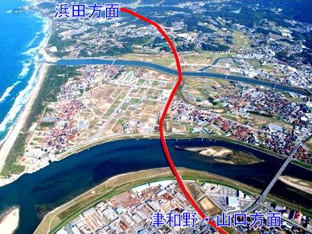 上空からの地区の全景と赤い線で広域幹線道路を示した写真
