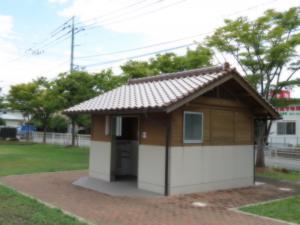 乙吉公園にある多目的トイレの外観の写真