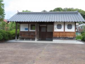 昭和町広場にある多目的トイレの外観の写真