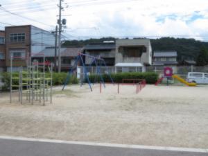 益田児童公園にあるブランコ等の写真