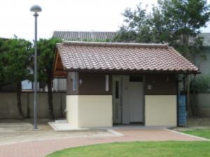 益田児童公園にある多目的トイレの外観の写真