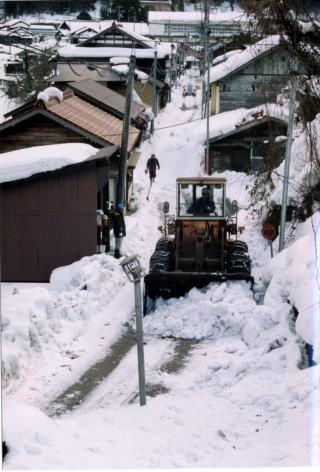 除雪車で雪を除雪をしている様子の写真