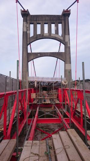 老朽化した橋梁の長受命化修繕工事を行っている様子の飯田吊橋の写真
