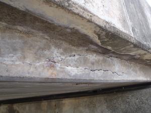 橋梁のコンクリート桁の耐荷力減少している様子の写真