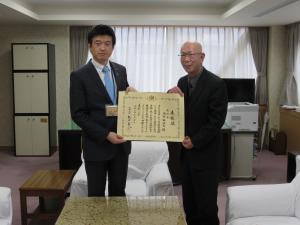 益田市長と多田自治会の池田由岐夫さんが一緒に1枚の賞状を持っている写真