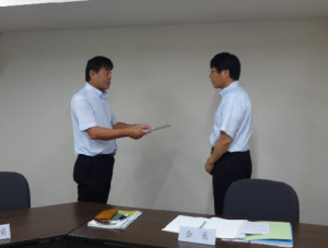 柳井教育長から作野会長へ諮問書が手渡される様子の写真